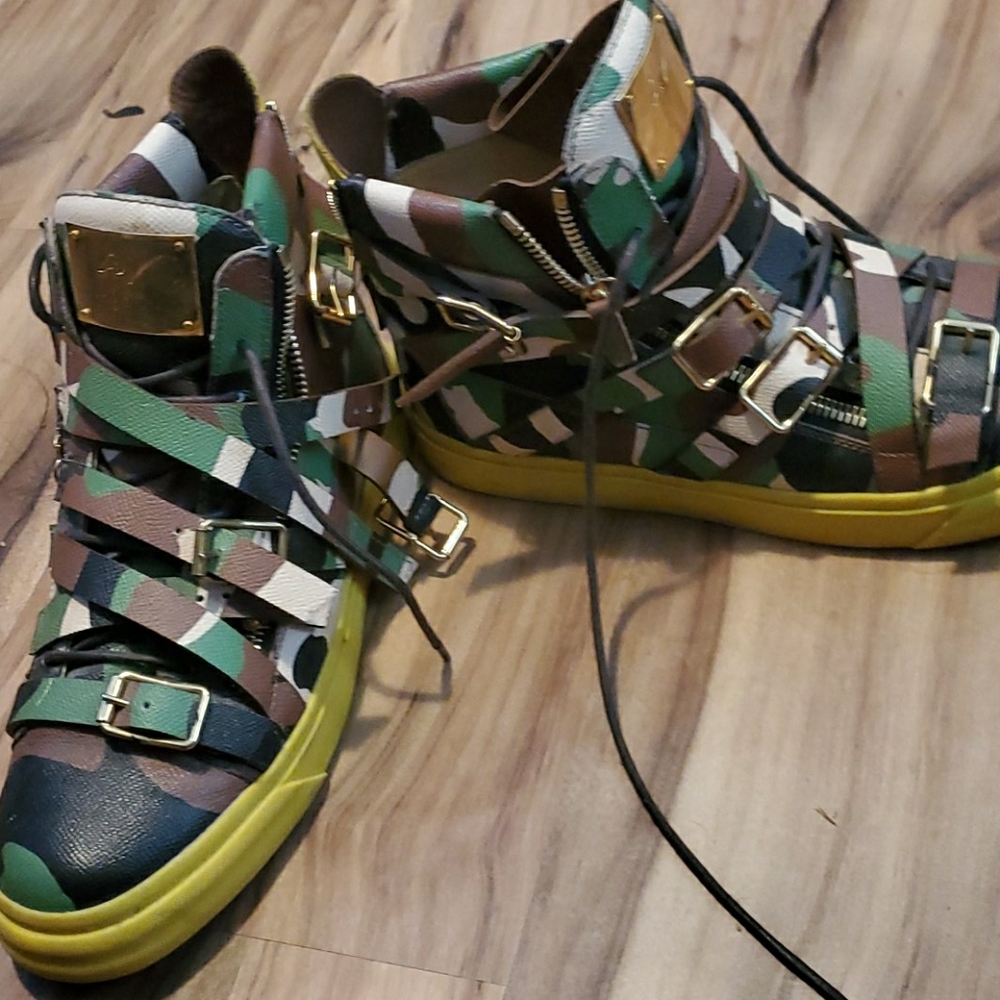 Shoe
